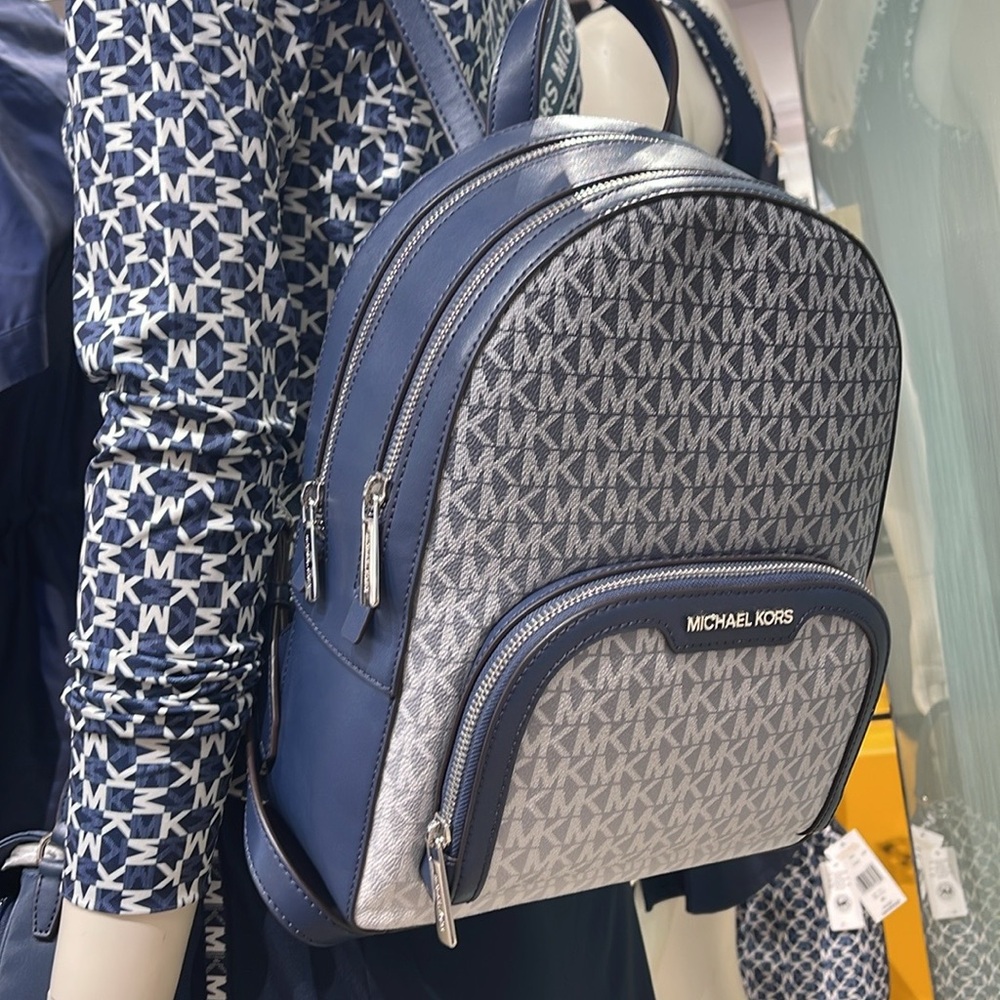 MICHAEL KORS Jaycee Medium Ombré Signature Logo Zip Pocket Backpack
Navy 
NWT